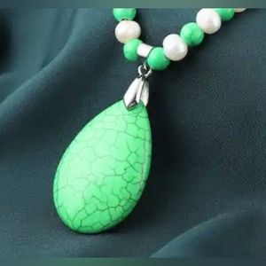 Green Howlite & White Fresh Water Pearl Beaded Necklace